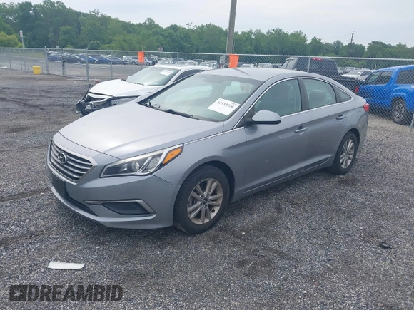 2016 Hyundai Sonata SE z VIN 5NPE24AF8GH334395, wystawiony jako IAAI lot #42333326 z przebiegiem 130 429 mil mil oraz . Historia ofert i sprzedaży dostępna na DreamBid. Obrazek 2.