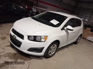 2013 Chevrolet Sonic LS z VIN 1G1JA6SH6D4189641, wystawiony jako IAAI lot #41656015 z przebiegiem 197 027 mil mil oraz . Historia ofert i sprzedaży dostępna na DreamBid. Obrazek 2.