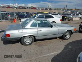 1982 Mercedes-Benz 380 SL z VIN WDBBA45A8CB017571, wystawiony jako IAAI lot #42483211 z przebiegiem 125 437 mil mil oraz . Historia ofert i sprzedaży dostępna na DreamBid. Obrazek 13.