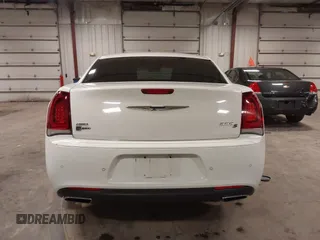 2015 Chrysler 300 S z VIN 2C3CCAGG7FH923212, wystawiony jako IAAI lot #42212494 z przebiegiem 105 000 mil mil oraz . Historia ofert i sprzedaży dostępna na DreamBid. Obrazek 16.