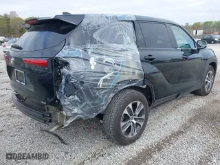 2021 Toyota Highlander XLE with VIN 5TDGZRAH3MS038077, listed as a IAAI auction lot 41886637 with 43,585 mi miles. Bid and sale history available at carsss.com. Image 4.