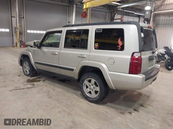 2008 Jeep Commander Sport z VIN 1J8HG48K58C218806, wystawiony jako IAAI lot #41908866 z przebiegiem 188 021 mil mil oraz . Historia ofert i sprzedaży dostępna na DreamBid. Obrazek 3.