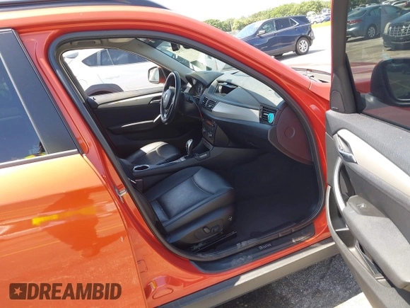 2013 BMW X1 28i z VIN WBAVM1C51DVW41056, wystawiony jako IAAI lot #40070143 z przebiegiem 152 657 mil mil oraz . Historia ofert i sprzedaży dostępna na DreamBid. Obrazek 5.