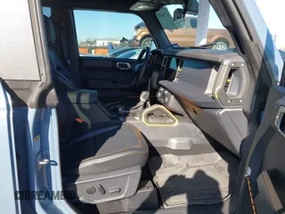 2024 Ford Bronco Badlands z VIN 1FMEE9BP2RLA26774, wystawiony jako IAAI lot #41756285 z przebiegiem 5875 mil mil oraz . Historia ofert i sprzedaży dostępna na DreamBid. Obrazek 5.