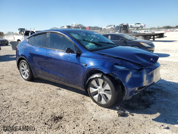 2024 Tesla Model Y Long Range with VIN 7SAYGDEE9RA270370, listed as a Copart auction lot 83352904 with 13,813 mi miles and Salvage Title. Bid and sale history available at carsss.com. Image 4.