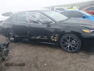 2023 Toyota Camry SE z VIN 4T1G11AK0PU809322, wystawiony jako IAAI lot #41056512 z przebiegiem 33 159 mil mil oraz . Historia ofert i sprzedaży dostępna na DreamBid. Obrazek 6.