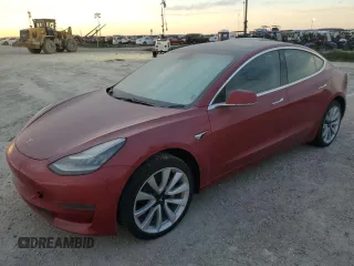 2020 Tesla Model 3 Standard Range Plus z VIN 5YJ3E1EA1LF708818, wystawiony jako Copart lot #75266824 z przebiegiem Nie podano mil oraz Nie do naprawy. Historia ofert i sprzedaży dostępna na DreamBid. Obrazek 1.