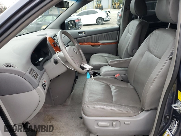2010 Toyota Sienna XLE z VIN 5TDDK4CC2AS033041, wystawiony jako Copart lot #49240585 z przebiegiem 171 315 mil mil oraz Czysty tytuł • Clean title. Historia ofert i sprzedaży dostępna na DreamBid. Obrazek 7.