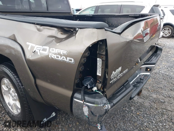 2015 Toyota Tacoma with VIN 3TMLU4EN1FM201554, listed as a IAAI auction lot 42008012 with 118,313 mi miles and . Bid and sale history available at DreamBid. Image 6.