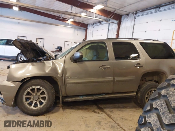 2008 GMC Yukon SLT w/4SB with VIN 1GKFK13008R146058, listed as a IAAI auction lot 41320478 with 1 mi miles. Bid and sale history available at carsss.com. Image 13.