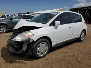 2011 Nissan Versa S z VIN 3N1BC1CP9BL441293, wystawiony jako Copart lot #54077165 z przebiegiem 119 138 mil mil oraz Czysty tytuł • Clean title. Historia ofert i sprzedaży dostępna na DreamBid. Obrazek 1.