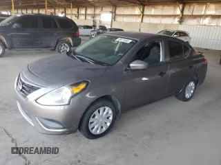 2016 Nissan Versa S z VIN 3N1CN7AP6GL884240, wystawiony jako Copart lot #63071695 z przebiegiem 48 761 mil mil oraz Czysty tytuł • Clean title. Historia ofert i sprzedaży dostępna na DreamBid. Obrazek 1.