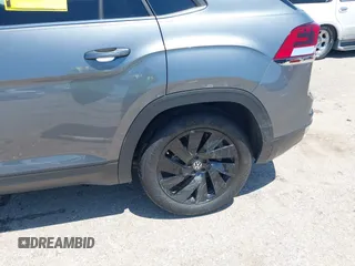 2024 Volkswagen Atlas SE z VIN 1V2JE2CA2RC217260, wystawiony jako IAAI lot #42178259 z przebiegiem 30 640 mil mil oraz . Historia ofert i sprzedaży dostępna na DreamBid. Obrazek 6.