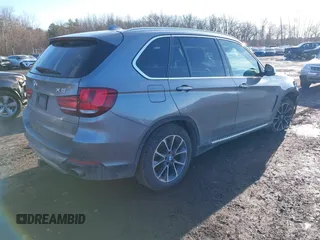 2017 BMW X5 xDrive35i z VIN 5UXKR0C51H0U53611, wystawiony jako IAAI lot #41574622 z przebiegiem 76 825 mil mil oraz . Historia ofert i sprzedaży dostępna na DreamBid. Obrazek 4.