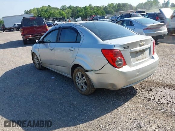 2012 Chevrolet Sonic LS z VIN 1G1JA5SHXC4212170, wystawiony jako IAAI lot #42154640 z przebiegiem 116 725 mil mil oraz . Historia ofert i sprzedaży dostępna na DreamBid. Obrazek 3.