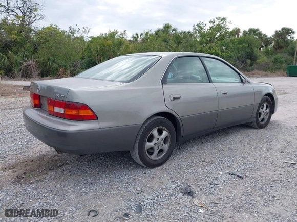 1998 Lexus ES 300 Luxury Sport Sdn with VIN JT8BF28G0W0108551, listed as a IAAI auction lot 41851110 with NaN miles. Bid and sale history available at carsss.com. Image 4.