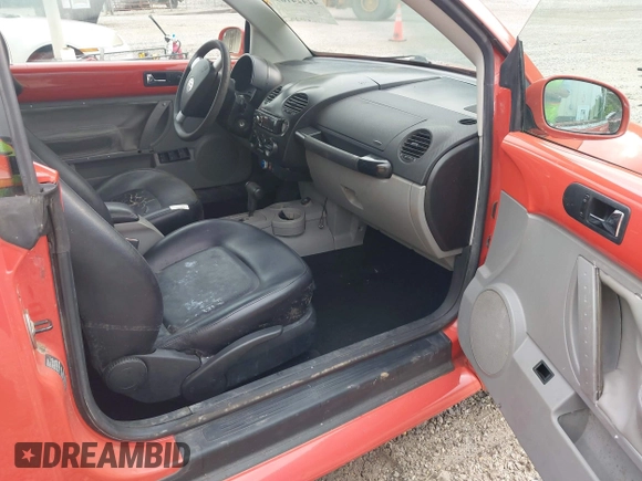 2003 Volkswagen Beetle GLS z VIN 3VWCK21Y73M320888, wystawiony jako IAAI lot #42424109 z przebiegiem Nie podano mil oraz . Historia ofert i sprzedaży dostępna na DreamBid. Obrazek 5.