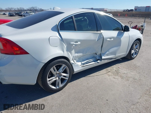2015 Volvo S60 T5 Drive-E Premier z VIN YV140MFKXF1351769, wystawiony jako IAAI lot #41392860 z przebiegiem 56 920 mil mil oraz . Historia ofert i sprzedaży dostępna na DreamBid. Obrazek 6.