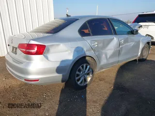 2015 Volkswagen Jetta SE z VIN 3VWD17AJ6FM257858, wystawiony jako IAAI lot #41007963 z przebiegiem 165 064 mil mil oraz . Historia ofert i sprzedaży dostępna na DreamBid. Obrazek 4.