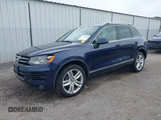 2013 Volkswagen Touareg Lux z VIN WVGEF9BP0DD000495, wystawiony jako IAAI lot #41711365 z przebiegiem 116 223 mil mil oraz . Historia ofert i sprzedaży dostępna na DreamBid. Obrazek 2.