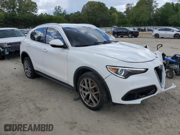 2018 Alfa Romeo Stelvio z VIN ZASFAKAN3J7B89286, wystawiony jako Copart lot #55717365 z przebiegiem 81 672 mil mil oraz Szkoda całkowita • Salvage title. Historia ofert i sprzedaży dostępna na DreamBid. Obrazek 4.
