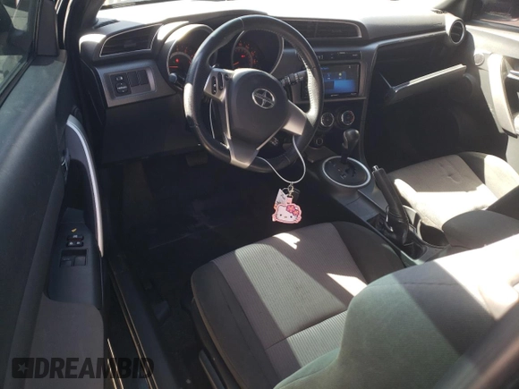 2016 Scion tC z VIN JTKJF5C7XGJ018639, wystawiony jako Copart lot #47965635 z przebiegiem 134 895 mil mil oraz Tytuł czysty. Historia ofert i sprzedaży dostępna na DreamBid. Obrazek 8.