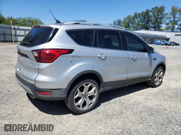 2019 Ford Escape Titanium z VIN 1FMCU0J92KUB62184, wystawiony jako Copart lot #63027765 z przebiegiem 136 005 mil mil oraz Czysty tytuł • Clean title. Historia ofert i sprzedaży dostępna na DreamBid. Obrazek 3.