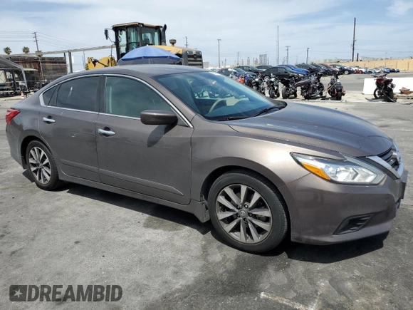 2017 Nissan Altima SV z VIN 1N4AL3AP5HC122605, wystawiony jako Copart lot #55948535 z przebiegiem 101 575 mil mil oraz Szkoda całkowita • Salvage title. Historia ofert i sprzedaży dostępna na DreamBid. Obrazek 4.