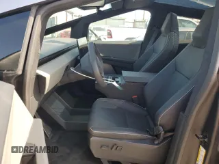 2024 Tesla Cybertruck z VIN 7G2CEHED9RA047674, wystawiony jako Copart lot #61213915 z przebiegiem 1 323 mil mil oraz Szkoda całkowita • Salvage title. Historia ofert i sprzedaży dostępna na DreamBid. Obrazek 7.