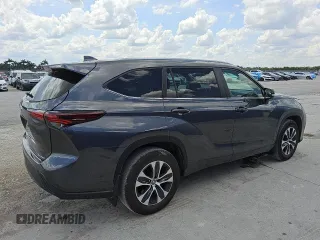 2024 Toyota Highlander LE z VIN 5TDKDRBH2RS553666, wystawiony jako Copart lot #57512875 z przebiegiem 44 772 mil mil oraz Czysty tytuł • Clean title. Historia ofert i sprzedaży dostępna na DreamBid. Obrazek 3.