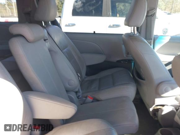 2016 Toyota Sienna XLE with VIN 5TDYK3DCXGS706385, listed as a IAAI auction lot 41286243 with 138,553 mi miles. Bid and sale history available at carsss.com. Image 8.