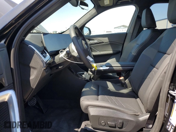 2025 BMW X1 xDrive28i z VIN WBX73EF06S5209777, wystawiony jako Copart lot #52076935 z przebiegiem 324 mil mil oraz Szkody całkowita. Historia ofert i sprzedaży dostępna na DreamBid. Obrazek 7.