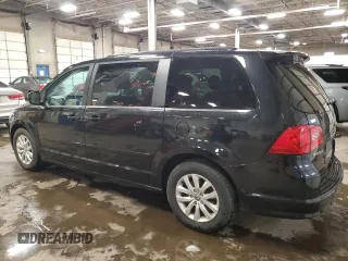 2014 Volkswagen Routan SE with VIN 2C4RVABG5ER135352, listed as a Copart auction lot 51677515 with 136,833 mi miles and Clean title. Bid and sale history available at DreamBid. Image 2.