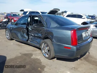 2008 Cadillac STS RWD z VIN 1G6DW67V980103498, wystawiony jako IAAI lot #41950340 z przebiegiem 92 859 mil mil oraz . Historia ofert i sprzedaży dostępna na DreamBid. Obrazek 3.