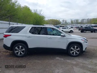 2018 Chevrolet Traverse LT z VIN 1GNEVHKW4JJ275817, wystawiony jako IAAI lot #42179473 z przebiegiem 81 595 mil mil oraz . Historia ofert i sprzedaży dostępna na DreamBid. Obrazek 13.