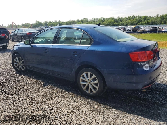 2014 Volkswagen Jetta SE z VIN 3VWD17AJ8EM413915, wystawiony jako Copart lot #62325025 z przebiegiem 131 112 mil mil oraz Szkoda całkowita • Salvage title. Historia ofert i sprzedaży dostępna na DreamBid. Obrazek 2.