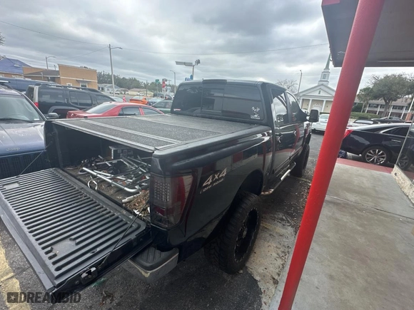 2004 Nissan Titan LE with VIN 1N6AA07B44N568069, listed as a Copart auction lot 45723045 with 181,673 mi miles and Clean Title. Bid and sale history available at carsss.com. Image 4.