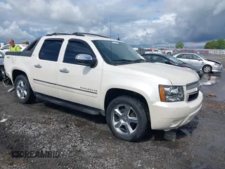 2011 Chevrolet Avalanche LTZ z VIN 3GNTKGE35BG153417, wystawiony jako IAAI lot #42247959 z przebiegiem 222 444 mil mil oraz . Historia ofert i sprzedaży dostępna na DreamBid. Obrazek 1.