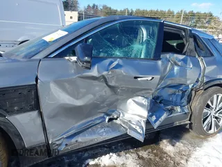 2024 Cadillac LYRIQ Luxury z VIN 1GYKPSRL3RZ122559, wystawiony jako IAAI lot #41587457 z przebiegiem 8 408 mil mil oraz . Historia ofert i sprzedaży dostępna na DreamBid. Obrazek 6.