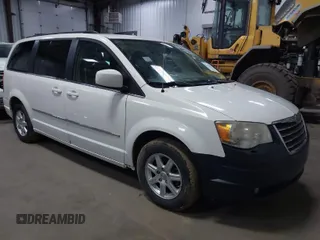 2010 Chrysler Town & Country Touring z VIN 2A4RR5D15AR450922, wystawiony jako IAAI lot #41706412 z przebiegiem 93 894 mil mil oraz . Historia ofert i sprzedaży dostępna na DreamBid. Obrazek 1.