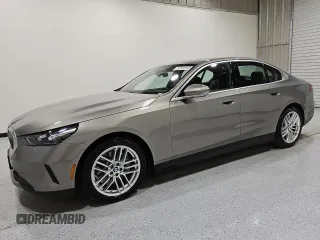 2024 BMW 5 Series 530i z VIN WBA43FJ07RCS37832, wystawiony jako Copart lot #55535085 z przebiegiem 23 431 mil mil oraz Czysty tytuł • Clean title. Historia ofert i sprzedaży dostępna na DreamBid. Obrazek 1.