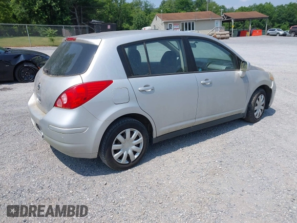 2010 Nissan Versa S z VIN 3N1BC1CP4AL427705, wystawiony jako IAAI lot #42469286 z przebiegiem 162 857 mil mil oraz . Historia ofert i sprzedaży dostępna na DreamBid. Obrazek 4.