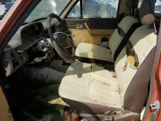 1983 Toyota Pickup z VIN JT4RN44S1D1111992, wystawiony jako Copart lot #54346175 z przebiegiem 236 099 mil mil oraz Czysty tytuł • Clean title. Historia ofert i sprzedaży dostępna na DreamBid. Obrazek 7.
