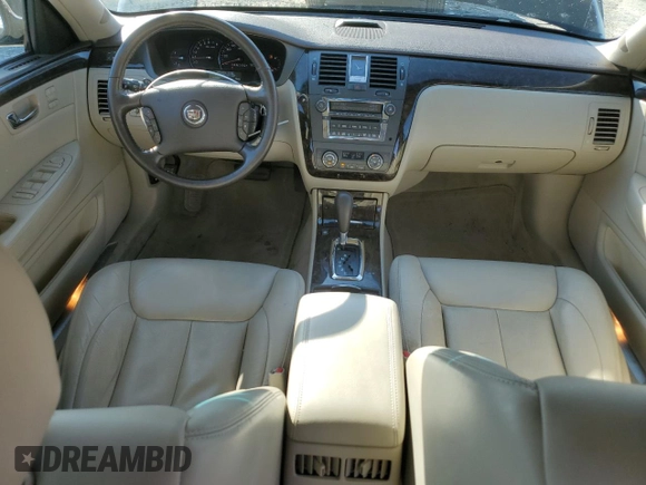 2008 Cadillac DTS 1SA z VIN 1G6KD57Y48U106139, wystawiony jako Copart lot #49046545 z przebiegiem 53 550 mil mil oraz Szkody całkowita. Historia ofert i sprzedaży dostępna na DreamBid. Obrazek 8.