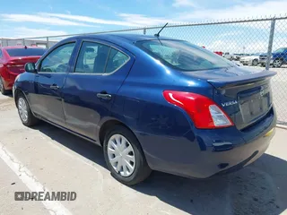 2012 Nissan Versa S z VIN 3N1CN7AP9CL824902, wystawiony jako IAAI lot #42773826 z przebiegiem 124 273 mil mil oraz . Historia ofert i sprzedaży dostępna na DreamBid. Obrazek 3.