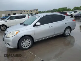 2012 Nissan Versa S z VIN 3N1CN7AP6CL816272, wystawiony jako Copart lot #51702195 z przebiegiem 173 889 mil mil oraz Czysty tytuł • Clean title. Historia ofert i sprzedaży dostępna na DreamBid. Obrazek 1.