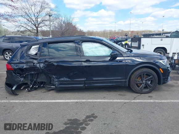 2024 Volkswagen Tiguan SE R-Line Black с VIN 3VV8B7AX0RM112035, выставлен на аукционе IAAI как лот 41978774 с пробегом 7 658 миль миль и . История ставок и продаж доступна на DreamBid. Изображение 13.