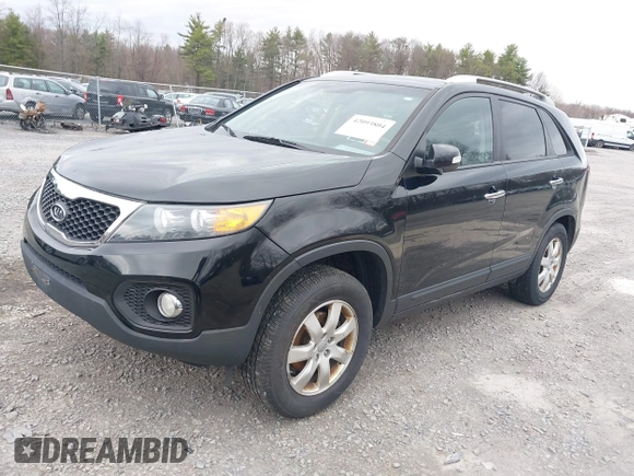 2013 Kia Sorento LX z VIN 5XYKT3A61DG414943, wystawiony jako IAAI lot #42093804 z przebiegiem 109 039 mil mil oraz . Historia ofert i sprzedaży dostępna na DreamBid. Obrazek 2.