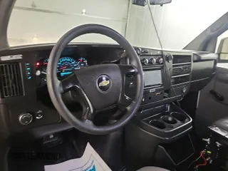 2014 Chevrolet Express Cargo z VIN 1GCSGAFXXE1162573, wystawiony jako IAAI lot #42547277 z przebiegiem 230 224 mil mil oraz . Historia ofert i sprzedaży dostępna na DreamBid. Obrazek 38.