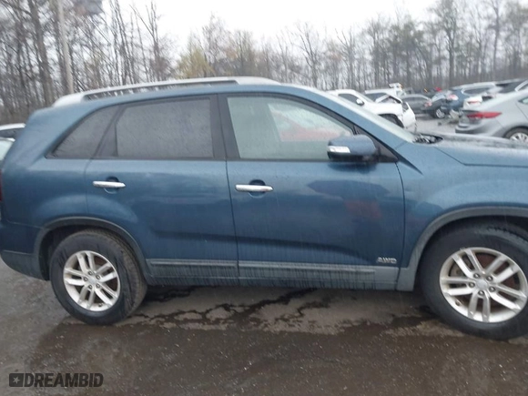 2015 Kia Sorento LX with VIN 5XYKTCA66FG568857, listed as a IAAI auction lot 41980944 with 206,011 mi miles. Bid and sale history available at carsss.com. Image 13.